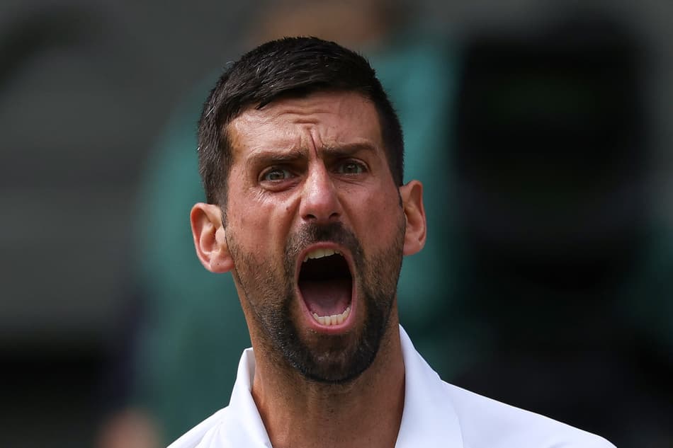 O sérvio Novak Djokovic comemora ponto na partida contra o australiano Alex De Minaur (Foto: Adrian Dennis / AFP)