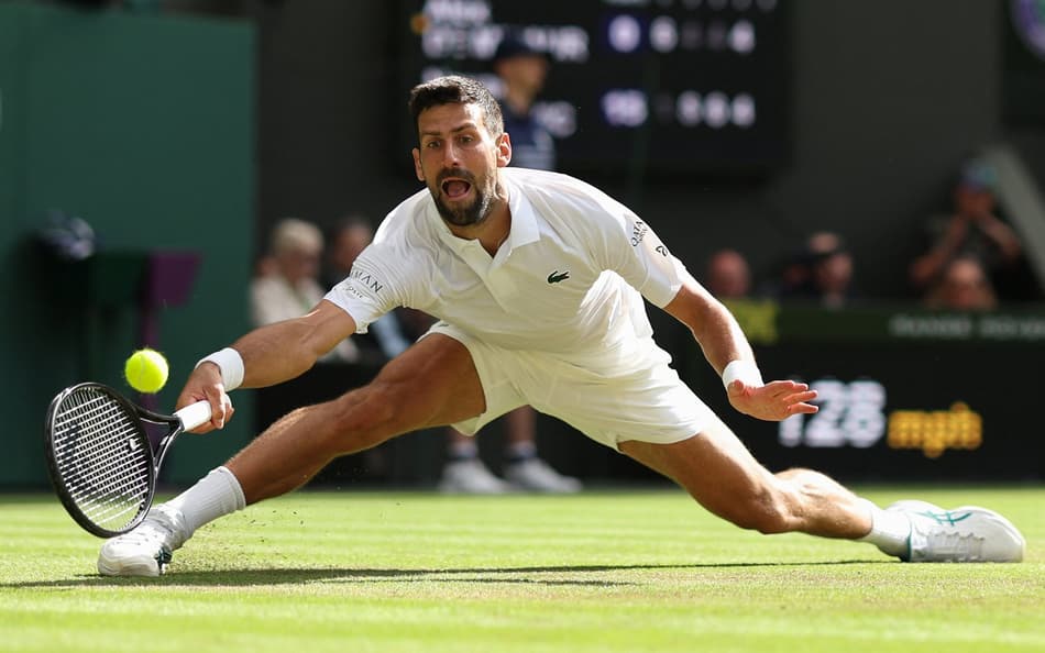 O sérvio Novak Djokovic na vitória sobre o australiano Alex De Minaur em Wimbledon (Foto: Adrian Dennis / AFP)