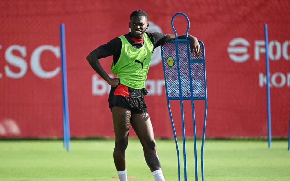 Rafael Leão em treino do Milan (Foto: Stefano RELLANDINI / AFP)