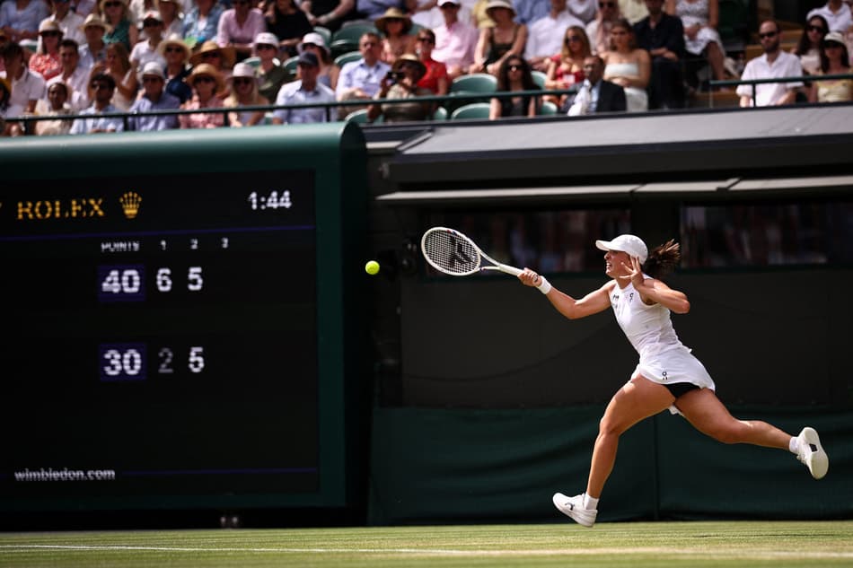 Nesta quarta, Iga Swiatek derrotou a russa Liudmila Samsonova Foto: HENRY NICHOLLS / AFP)
