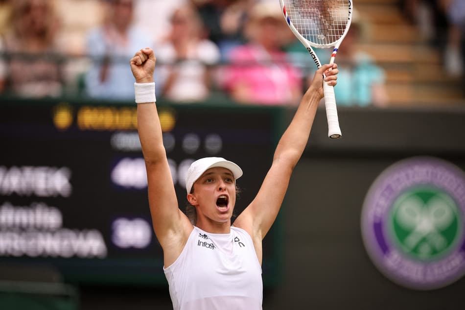 A emoção da polonesa Iga Swiatek com a inédita vaga às semifinais de Wimbledon (Foto: HENRY NICHOLLS / AFP)