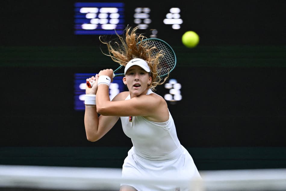 A russa Mirra Andreeva devolve de backhand para a suiça Belinda Bencic (Foto: Kirill KUDRYAVTSEV / AFP)