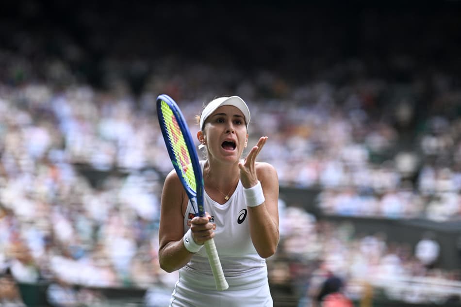 A suíça Belinda Bencic se irrita na partida contra Andreeva (Foto: Kirill KUDRYAVTSEV / AFP)
