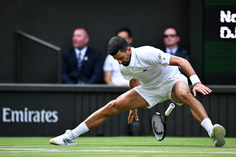 O sérvio Novak Djokovic escorrega na partida contra o italiano Flavio Cobolli (Foto: Kirill KUDRYAVTSEV / AFP) /