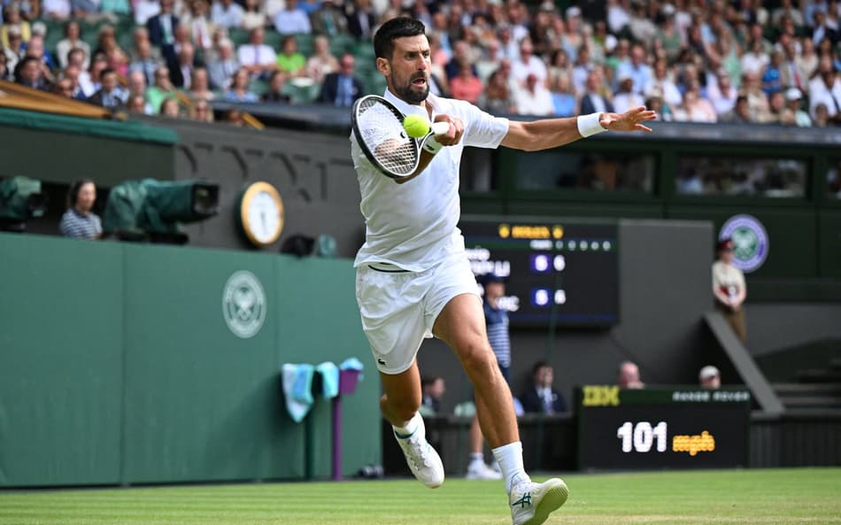 O sérvio Novak Djokovic na partida contra o italiano Flavio Cobolli (Foto: Kirill KUDRYAVTSEV / AFP)