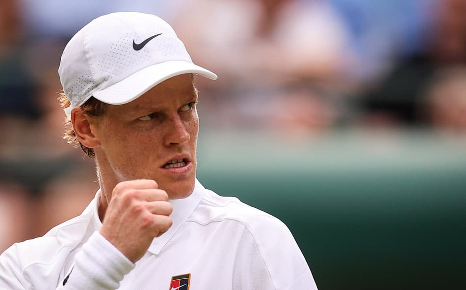 O italiano Jannik Sinner comemora ponto na vitória sobre o americano Ben Shelton (Foto: HENRY NICHOLLS / AFP)