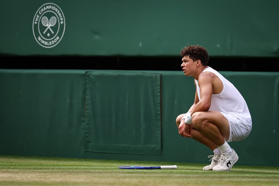 O desânimo do americano Ben Shelton contra o italiano Jannik Sinner (Foto: HENRY NICHOLLS / AFP)