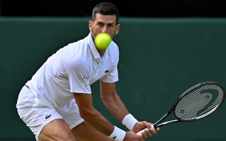 O sérvio Novak Djokovic na vitória sobre o italiano Flavio Cobolli (Foto: Glyn KIRK / AFP)