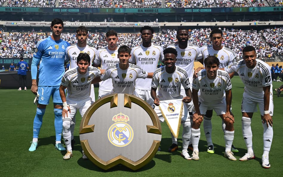 Elenco do Real Madrid antes da partida contra o PSG (Foto: ANGELA WEISS / AFP)