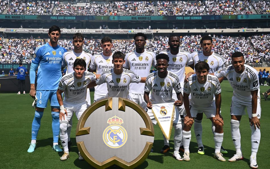 Elenco do Real Madrid antes da partida contra o PSG (Foto: ANGELA WEISS / AFP)