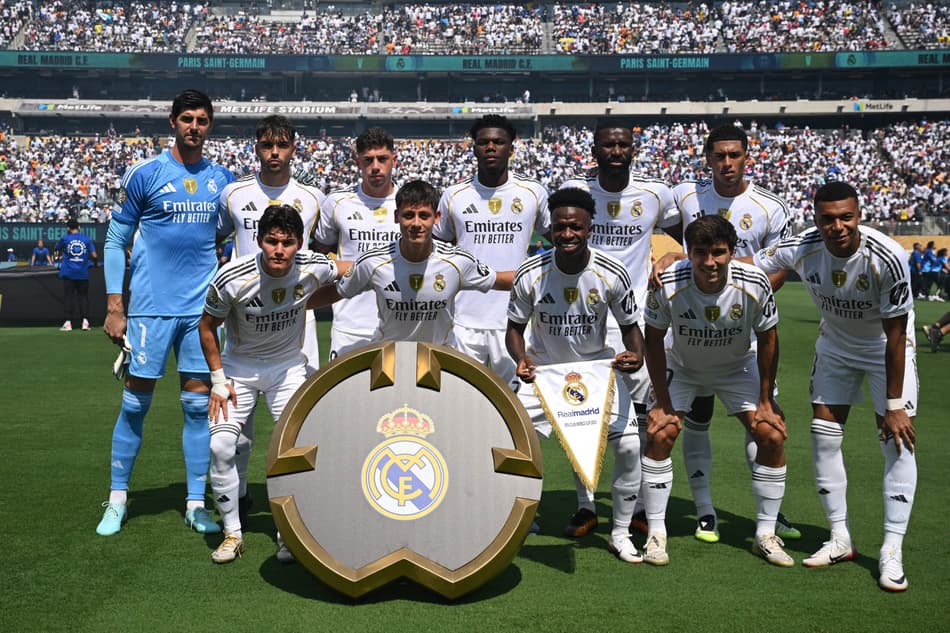 Elenco do Real Madrid antes da partida contra o PSG (Foto: ANGELA WEISS / AFP)