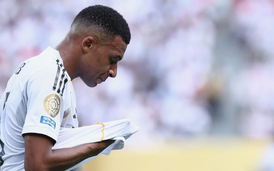 Mbappé lamenta jogada na partida entre PSG e Real Madrid, no Mundial (Foto: Franck Fife/AFP)