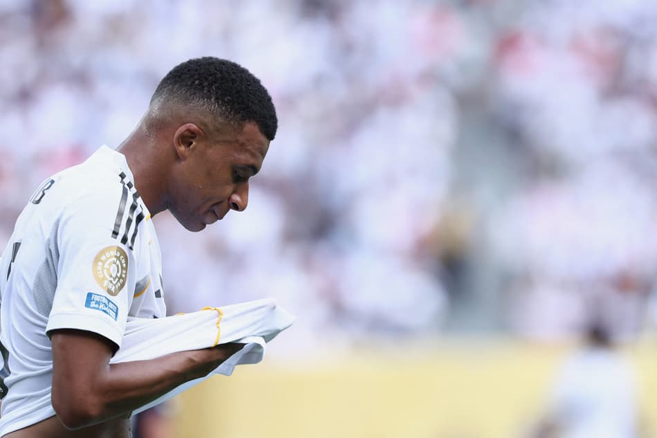 Mbappé lamenta jogada na partida entre PSG e Real Madrid, no Mundial (Foto: Franck Fife/AFP)