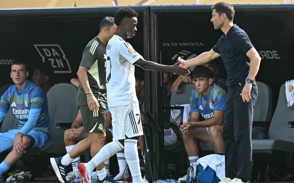 Vini Jr na partida contra o PSG pelo Mundial (Foto: Paul ELLIS / AFP)