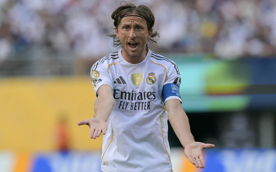 Modric reclama em PSG x Real Madrid (Foto: Juan Mabromata / AFP)