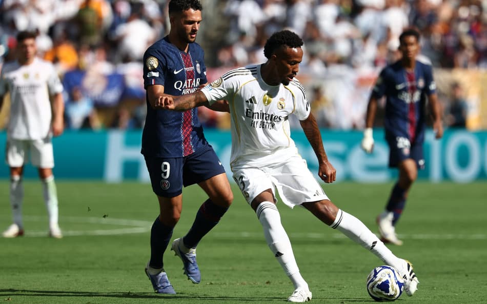 Militão em ação pelo Real Madrid (Foto: FRANCK FIFE / AFP)