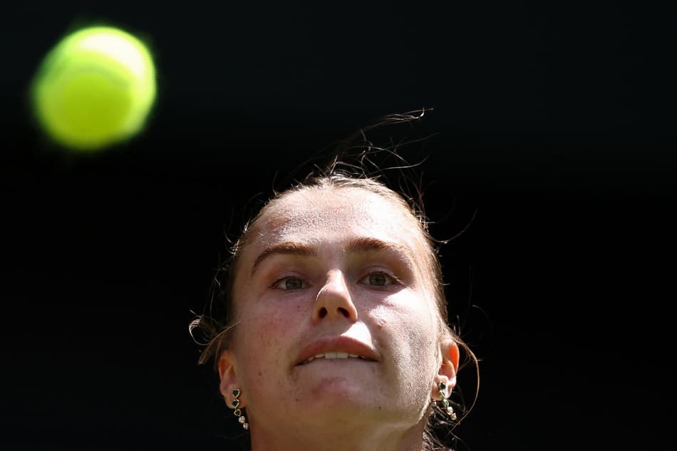 Líder do ranking, Aryna Sabalenka busca a primeira final de Wimbledon (Foto: HENRY NICHOLLS / AFP)