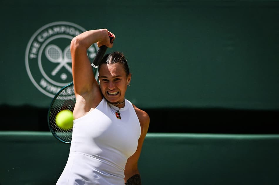 Aryna Sabalenka devolve de forehand na partida contra Anisimova (Foto: Glyn KIRK / AFP)