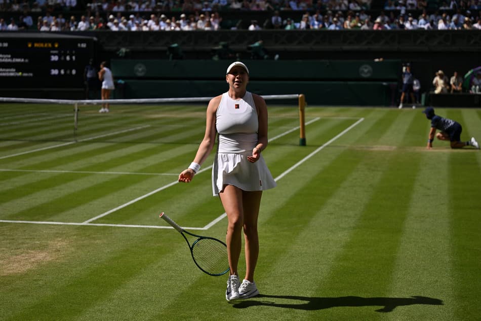 A americana Amanda Anisimova joga a raquete na partida contra a bielorrussa Aryna Sabalenka (FOto: Glyn KIRK / AFP)