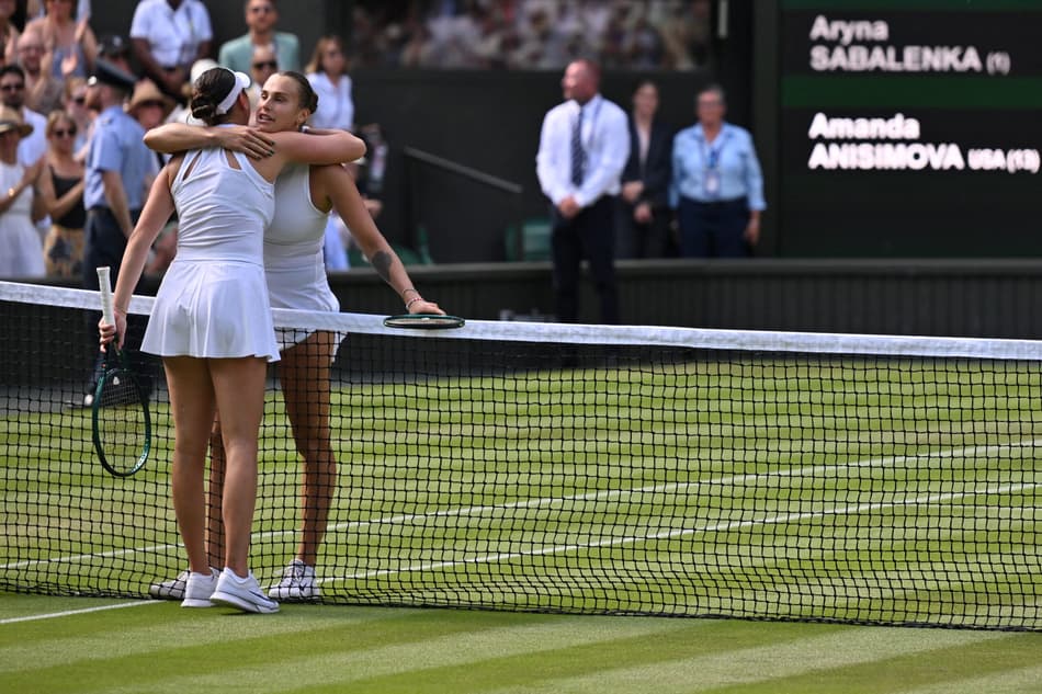 Amanda Anisimova é abraçada por Aryna Sabalenka após a vitória na semifinal de Wimbledon (Foto: Glyn KIRK / AFP)