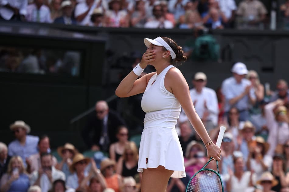 A emoção de Amanda Anisimova com a vitória sobre Sabalenka em Londres (Foto: HENRY NICHOLLS / AFP)