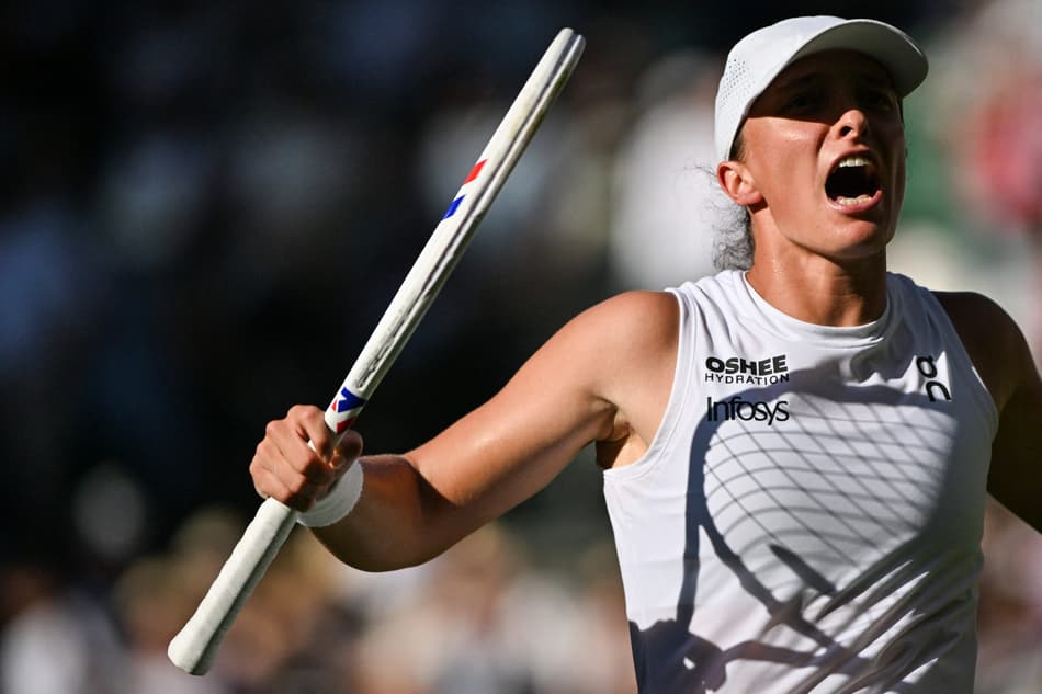 A polonesa Iga Swiatek celebra a vitória sobre a suíça Belinda Bencic em Wimbledon (Foto: Glyn KIRK / AFP)