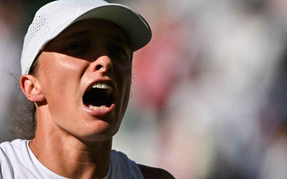 Iga Swiatek (e) é favorita contra a americana Amanda Anisimova (Foto: Glyn KIRK / AFP)
