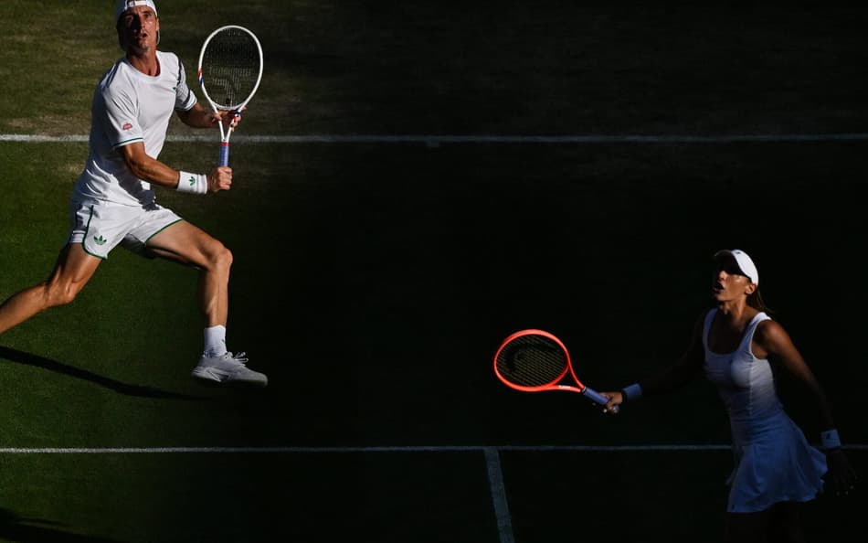 O britânico Joe Salisbury e a brasielira Luisa Stefani na final das duplas mistas de Wimbledon (Foto: Glyn KIRK / AFP)