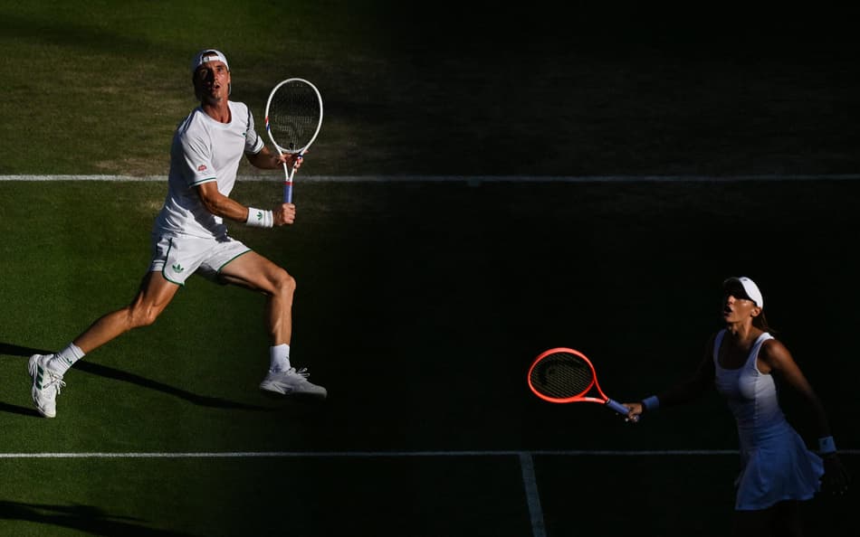 O britânico Joe Salisbury e a brasielira Luisa Stefani na final das duplas mistas de Wimbledon (Foto: Glyn KIRK / AFP)