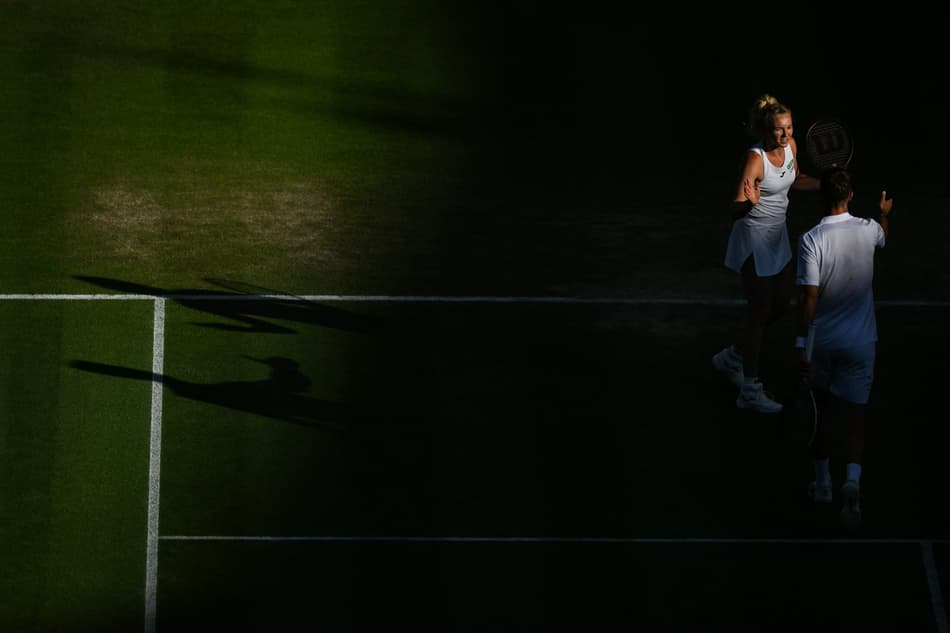 O holandês Verbeek (e a tcheca Katerina Siniakova na final contra Luisa Stefani e Salisbury (Foto: Glyn KIRK / AFP)