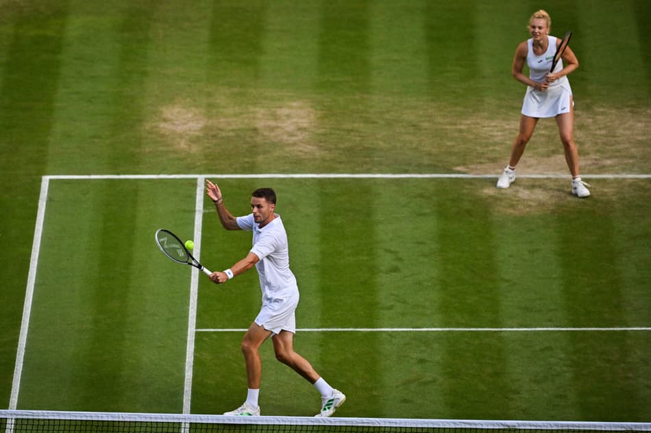 O holandês Verbeek e a tcheca Katerina Siniakova na final contra Luisa Stefani (Foto: Glyn KIRK / AFP)