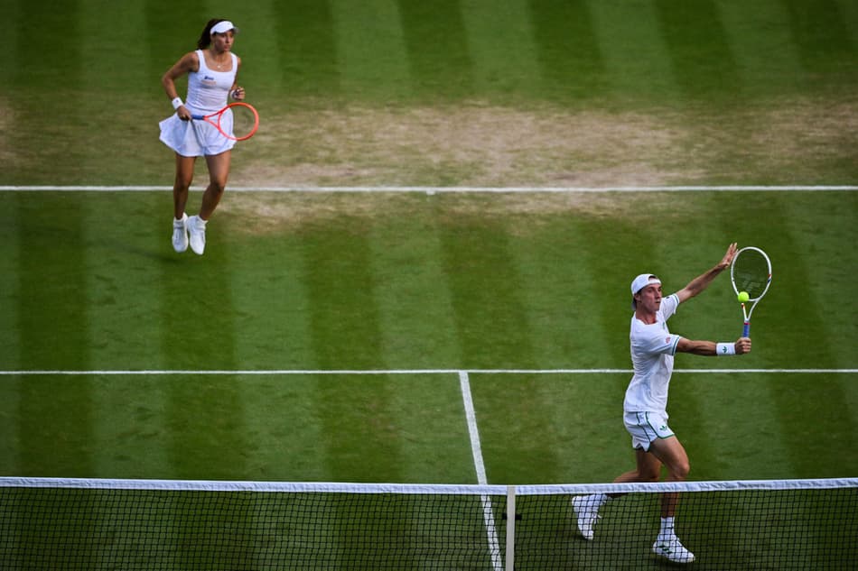 Primeira brasileira desde 1967 na final de Wimbledon, Stefani observa o voleio do parceiro, Joe Salisbury (Foto: Glyn KIRK / AFP)