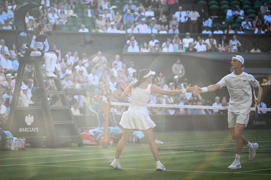 Salisbury e Luisa Stefani comemoram ponto na final de Wimbledon (Foto: Kirill KUDRYAVTSEV / AFP)
