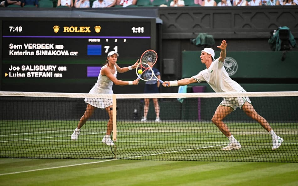 O britânico Joe Salisbury e Luisa Stefani na final de Wimbledon. (Foto: Kirill KUDRYAVTSEV / AFP)