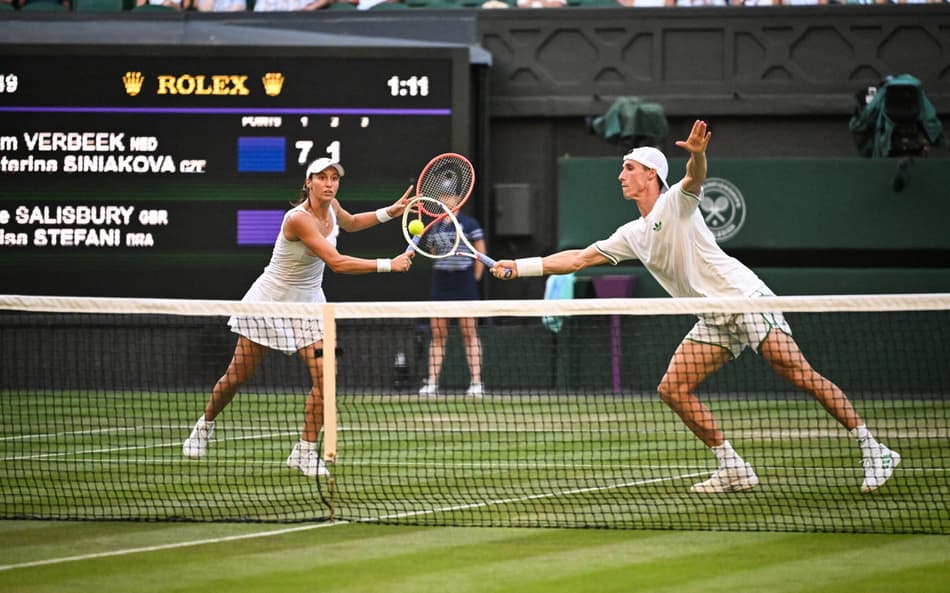 O britânico Joe Salisbury e Luisa Stefani na final de Wimbledon. (Foto: Kirill KUDRYAVTSEV / AFP)