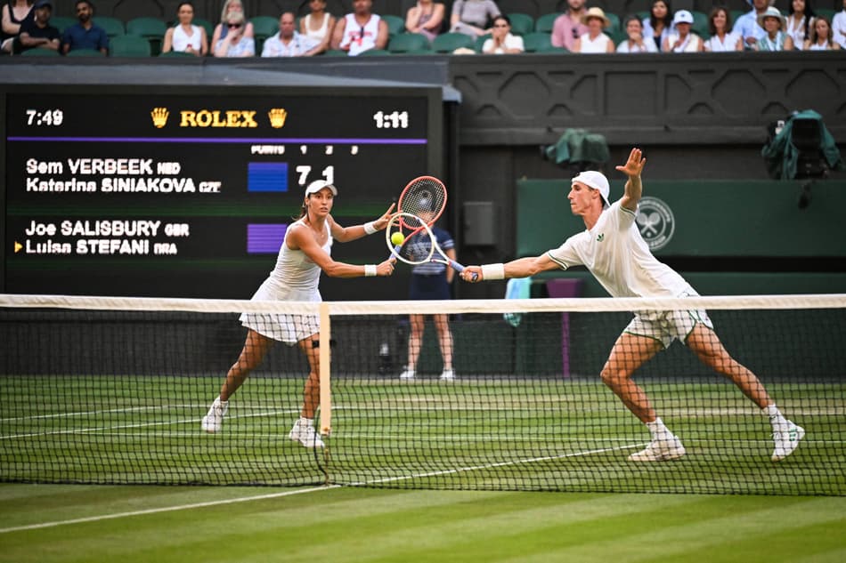 O britânico Joe Salisbury e Luisa Stefani na final de Wimbledon. (Foto: Kirill KUDRYAVTSEV / AFP)