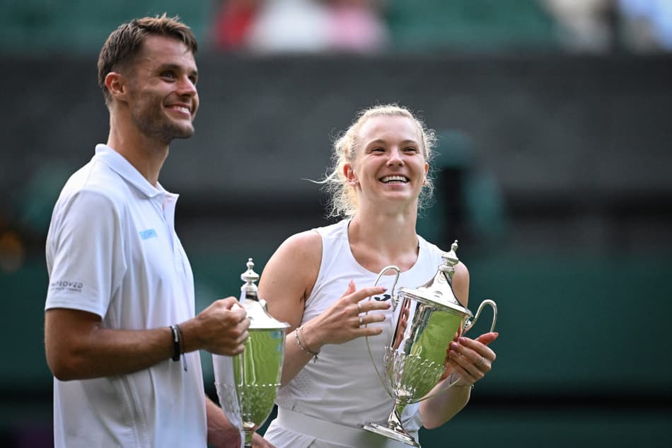 O sorriso do holandês Sem Verbeek e da tcheca Katerina Siniakova com os troféus de Wimbledon (Foto: Kirill KUDRYAVTSEV / AFP)