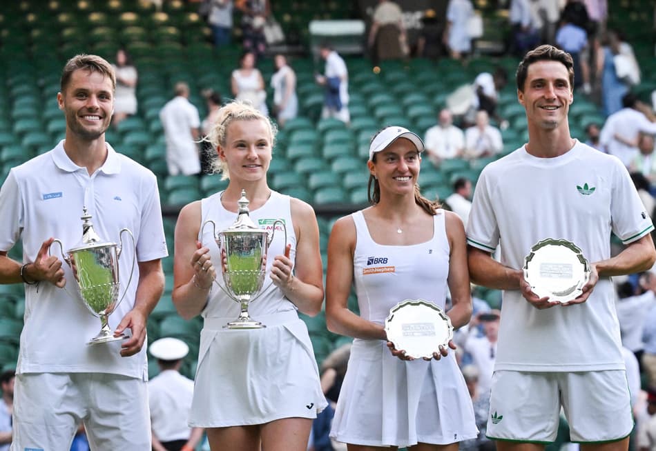 O holandês ' Sem Verbeek (e) a tcheca Katerina Siniakova , Luisa Stefani e o britânico Joe Salisbury na premiação em Wimbledon (Foto: Glyn KIRK / AFP)