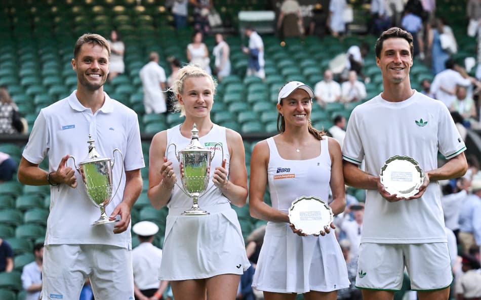 O holandês ' Sem Verbeek (e) a tcheca Katerina Siniakova , Luisa Stefani e o britânico Joe Salisbury na premiação em Wimbledon (Foto: Glyn KIRK / AFP)