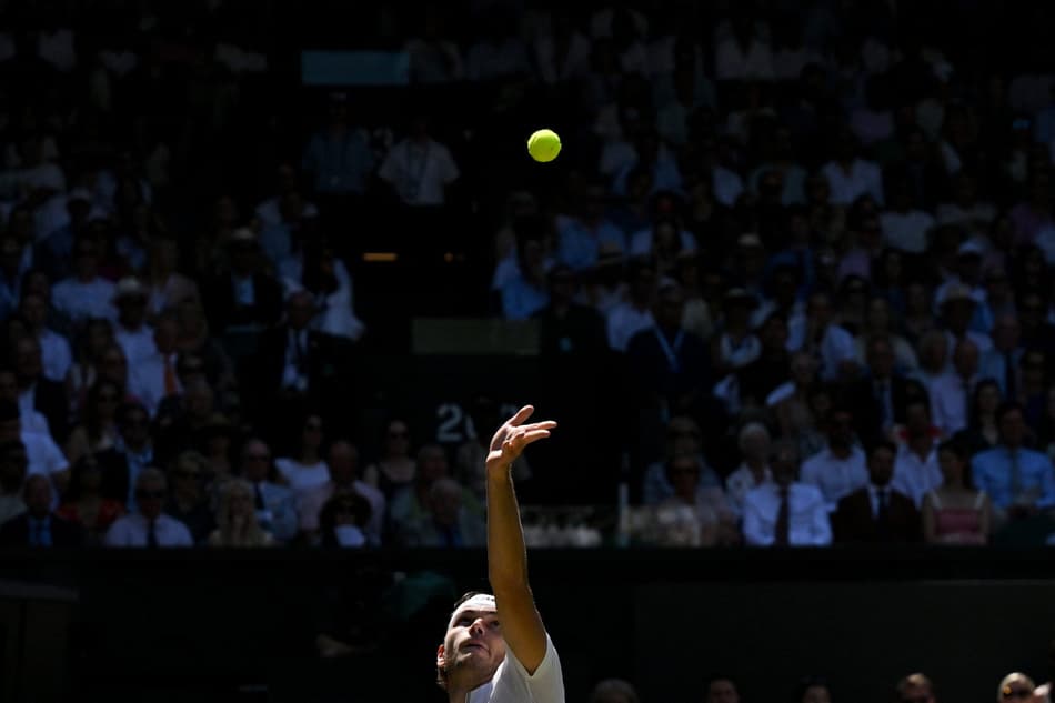 O saque é uma das armas de Taylor Fritz (Foto: Glyn KIRK / AFP)