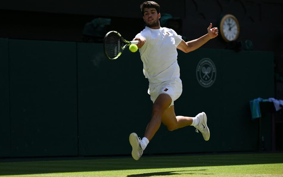 O bicampeão Carlos Alcaraz tenta o sexto título de Grand Slam (Foto: Glyn KIRK / AFP)