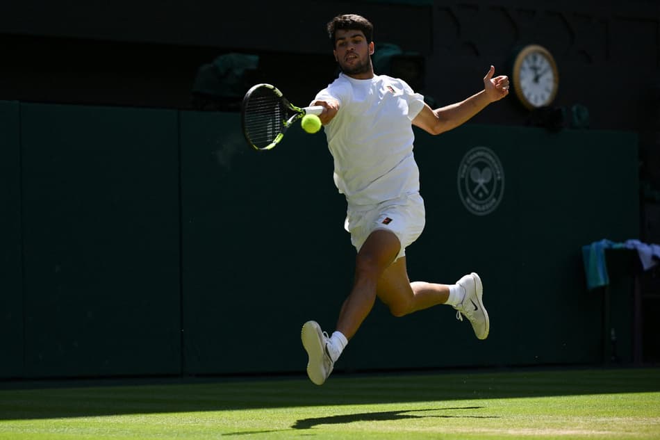 O bicampeão Carlos Alcaraz tenta o sexto título de Grand Slam (Foto: Glyn KIRK / AFP)