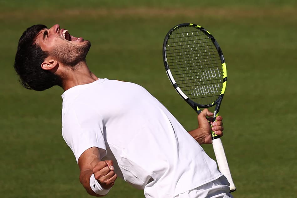 A emoção de Carlos Alcaraz com a vaga à terceira final de Wimbledon (Foto: HENRY NICHOLLS / AFP)