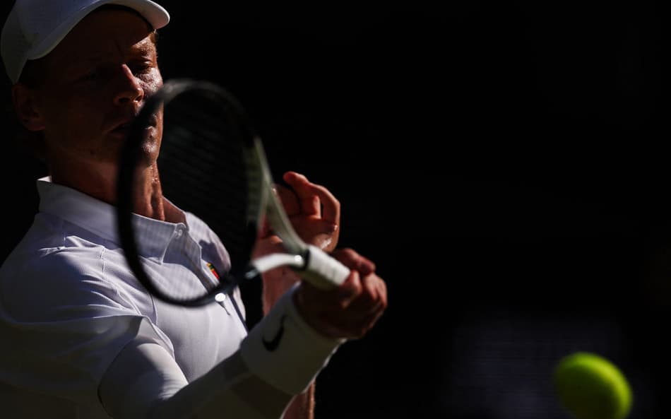 O italiano Jannik Sinner na vitória sobre o sérvio Novak Djokovic em Wimbledon (Foto: HENRY NICHOLLS / AFP)