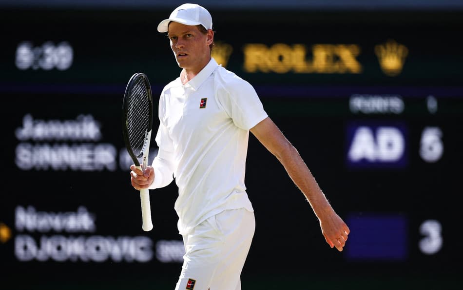 O italiano Jannik Sinner venceu por 6 a 3 o primeiro set contra o sérvio Novak Djokovic (Foto: HENRY NICHOLLS / AFP)