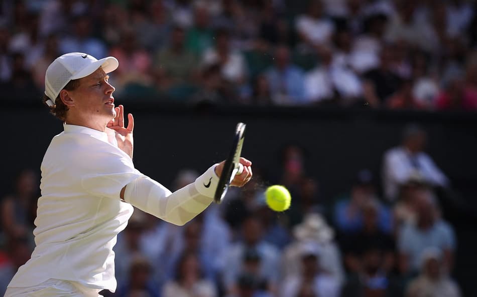 Bicampeão do Aberto da Austrália, Jannik Sinner foi vice de Roland Garros diante de Alcaraz, em junho (Foto: HENRY NICHOLLS / AFP)