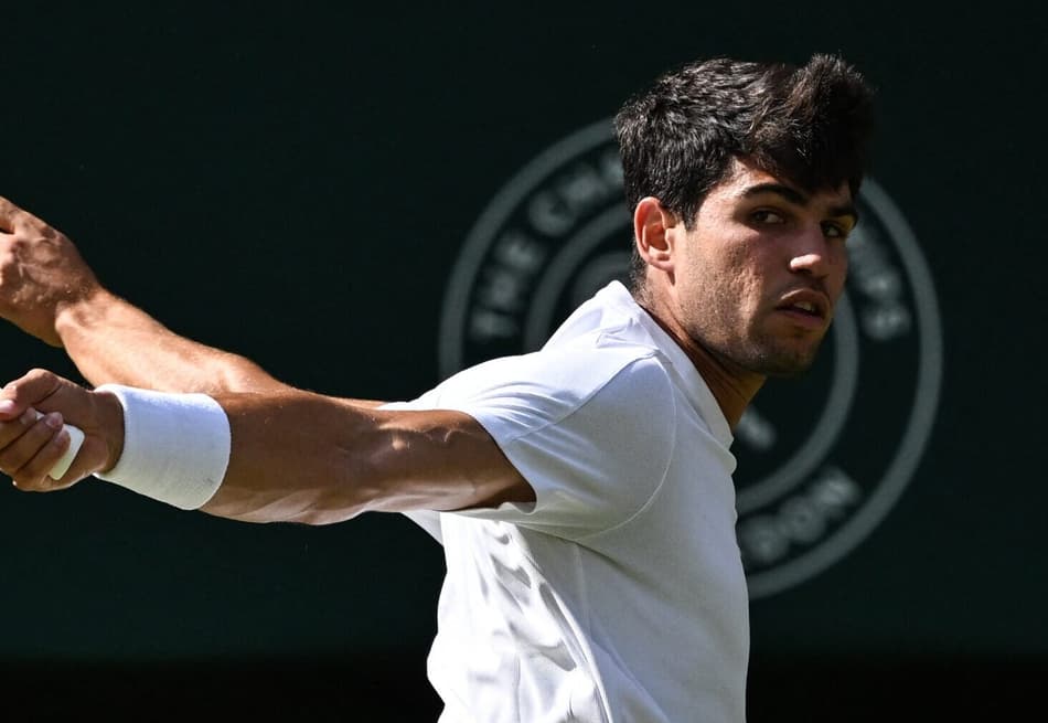 Alcaraz busca o terceiro título seguido em Wimbledon (Foto: Kirill KUDRYAVTSEV / AFP)