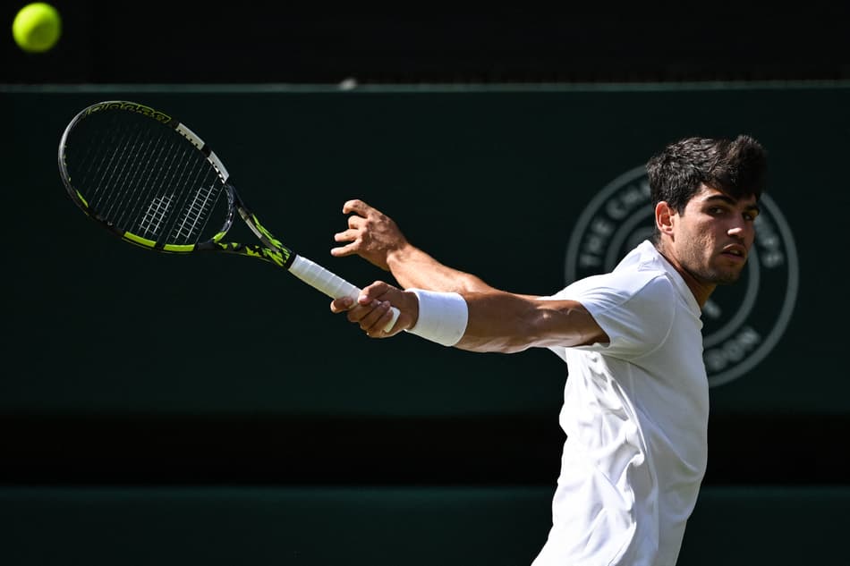 Alcaraz busca o terceiro título seguido em Wimbledon (Foto: Kirill KUDRYAVTSEV / AFP)