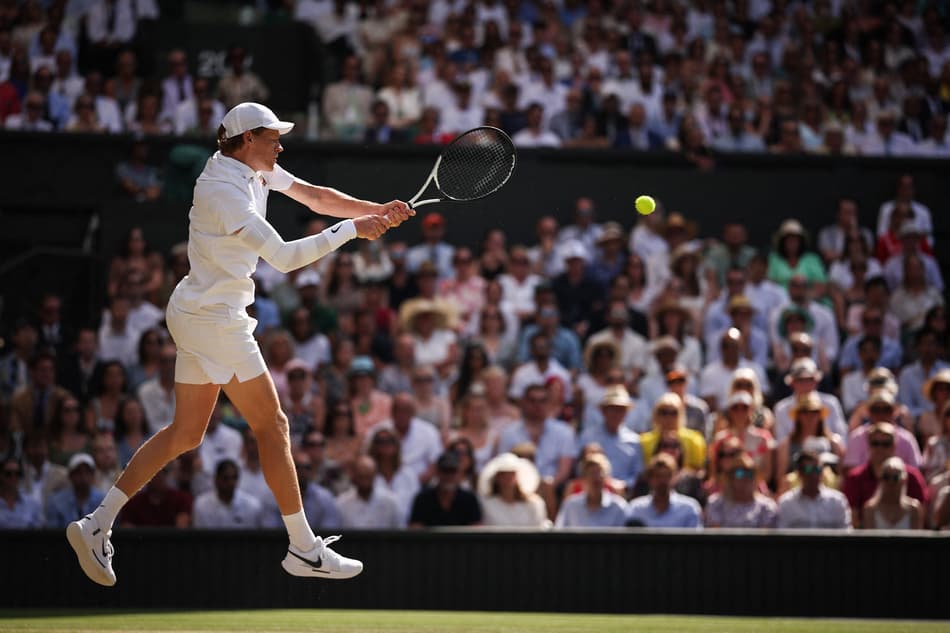 Sinner nunca tinha passado da semifinal em Wimbledon (Foto: HENRY NICHOLLS / AFP)