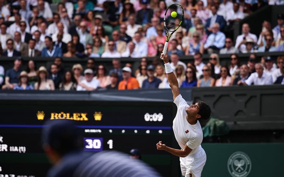 Alcaraz vem de 20 vitórias seguidas em Wimbledon (Foto: HENRY NICHOLLS / AFP